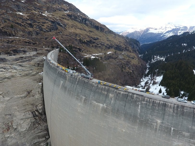 Demag AC 160-5 lowers construction materials for Zervreila concrete dam